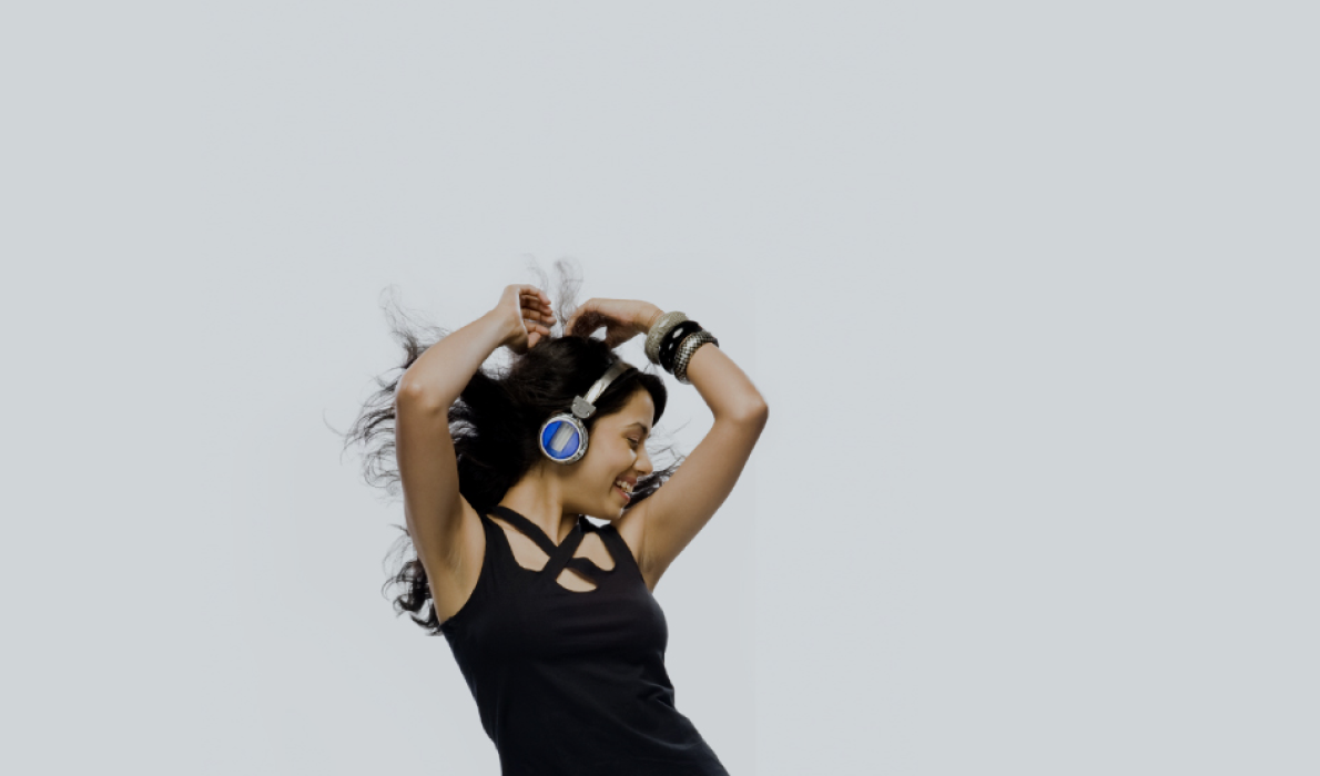 Una chica está alegre mientras disfruta de Claro música en sus auriculares Una chica está alegre mientras disfruta de Claro música en sus auriculares