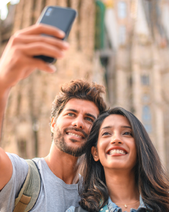 Pareja se toma una selfie de viaje con Roaming Incluido Claro Pareja se toma una selfie de viaje con Roaming Incluido Claro