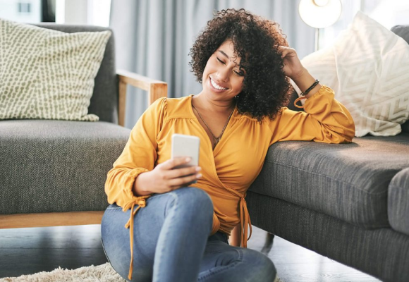 Mujer utilizando su móvil con conexión Wi-Fi Mujer utilizando su móvil con conexión Wi-Fi