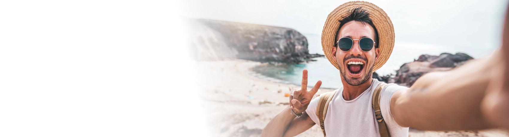 Joven de visita en una playa con Roaming Claro Joven de visita en una playa con Roaming Claro