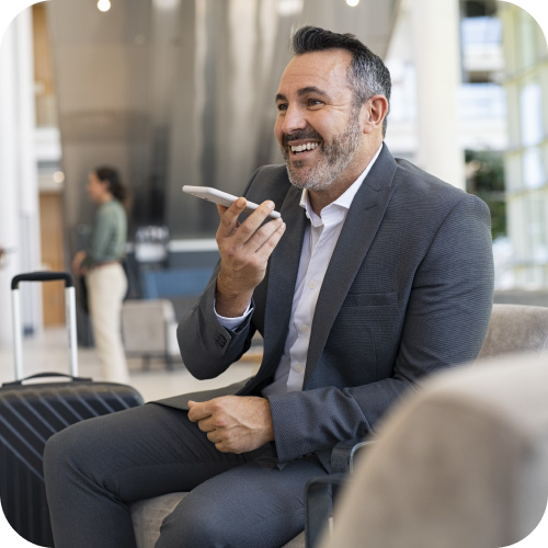 Empresario usando los servicios de Roaming Claro por uso Diario de Claro Empresas. Empresario usando los servicios de Roaming Claro por uso Diario de Claro Empresas.