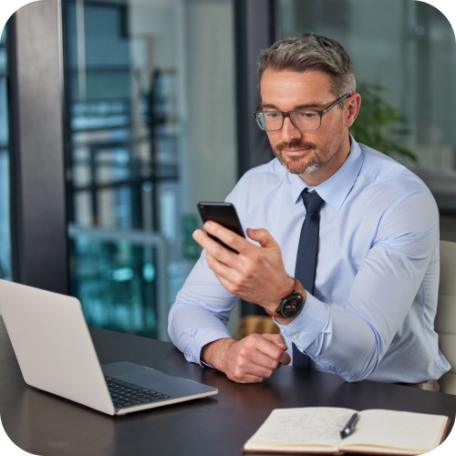 Empresario usando los planes de Internet Móvil para Flotas de Claro Empresas. Empresario usando los planes de Internet Móvil para Flotas de Claro Empresas.
