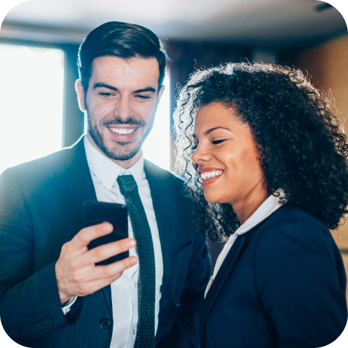 Empresarios usando Mensajería Masiva de Claro Empresas. Empresarios usando Mensajería Masiva de Claro Empresas.