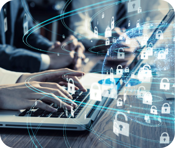 Empresario utilizando su computadora protegida con Norton Seguridad Digital en Claro empresas. Empresario utilizando su computadora protegida con Norton Seguridad Digital en Claro empresas.