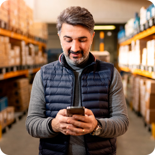 Propietario de negocio utilizando sus servicios móviles de Claro Negocios. Propietario de negocio utilizando sus servicios móviles de Claro Negocios.