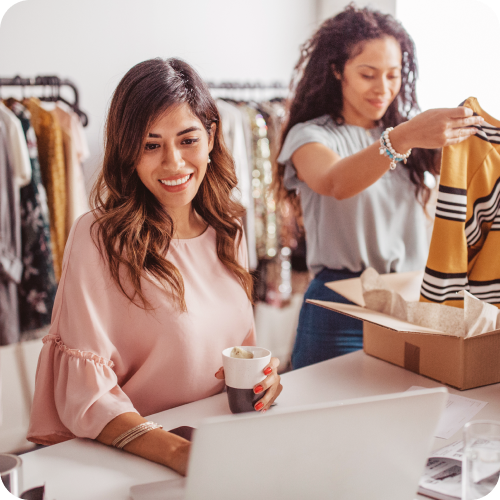 Dos mujeres con su servicio de Internet Fijo de Claro Negocios. Dos mujeres con su servicio de Internet Fijo de Claro Negocios.