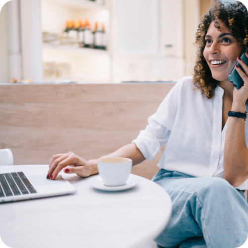 Mujer utiliza su servicio de Internet Móvil de Claro Negocios. Mujer utiliza su servicio de Internet Móvil de Claro Negocios.