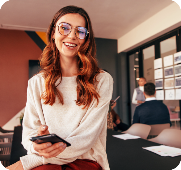 Chica usando Precarga de Apps de Claro Negocios. Chica usando Precarga de Apps de Claro Negocios.