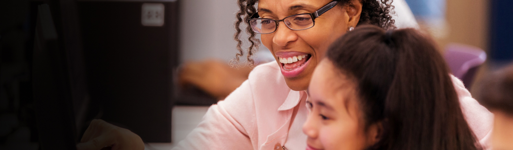 Maestra de Centro educativo mostrándole a alumna la pantalla de su computadora con los servicios de Claro Negocios. Maestra de Centro educativo mostrándole a alumna la pantalla de su computadora con los servicios de Claro Negocios.