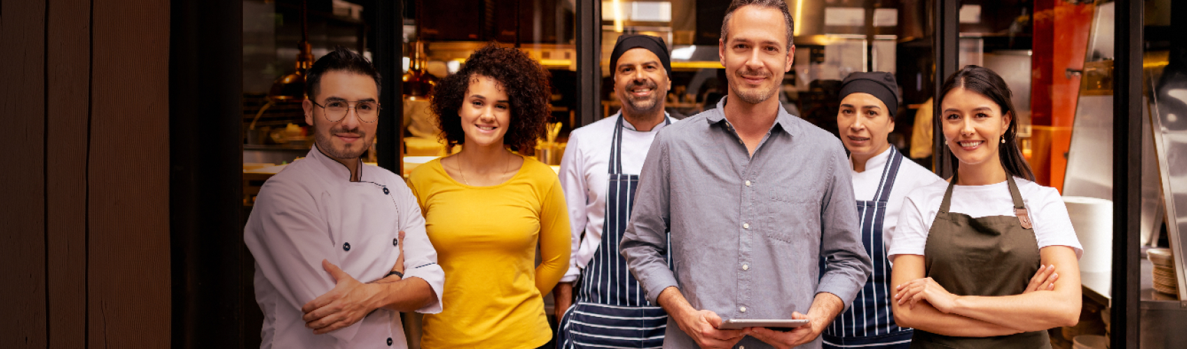 Dueño de restaurante junto a su equipo con su tablet disfrutando de los servicios de Claro Negocios. Dueño de restaurante junto a su equipo con su tablet disfrutando de los servicios de Claro Negocios.