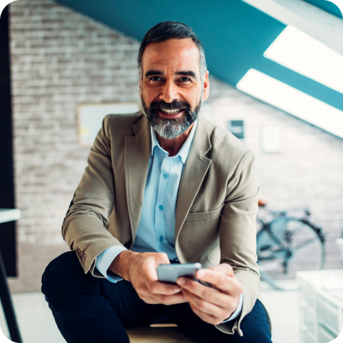 Emprendedor utilizando las Apps Móviles de Claro Negocios. Emprendedor utilizando las Apps Móviles de Claro Negocios.