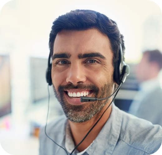 Hombre comunicándose con el Servicio de Troncal Virtual de Claro Negocios. Hombre comunicándose con el Servicio de Troncal Virtual de Claro Negocios.