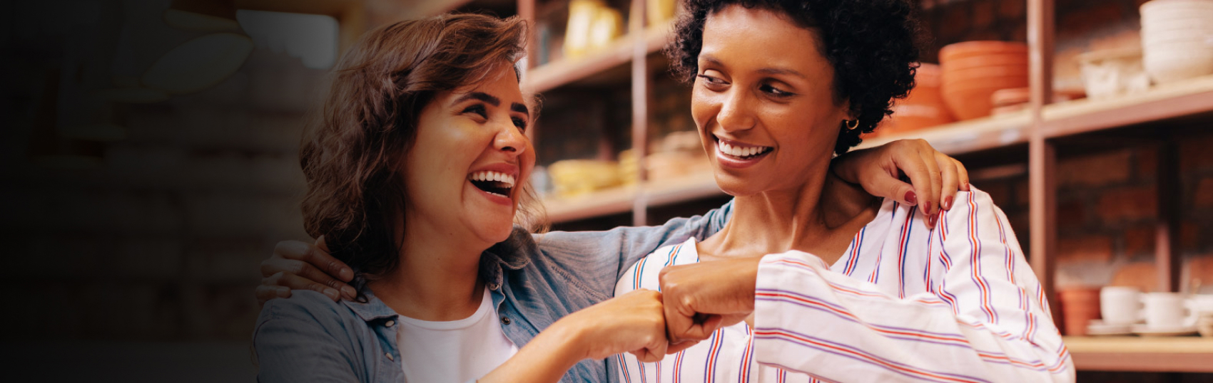 Comerciantes al detalle felices por lograr metas gracias a los servicios de Claro Negocios. Comerciantes al detalle felices por lograr metas gracias a los servicios de Claro Negocios.