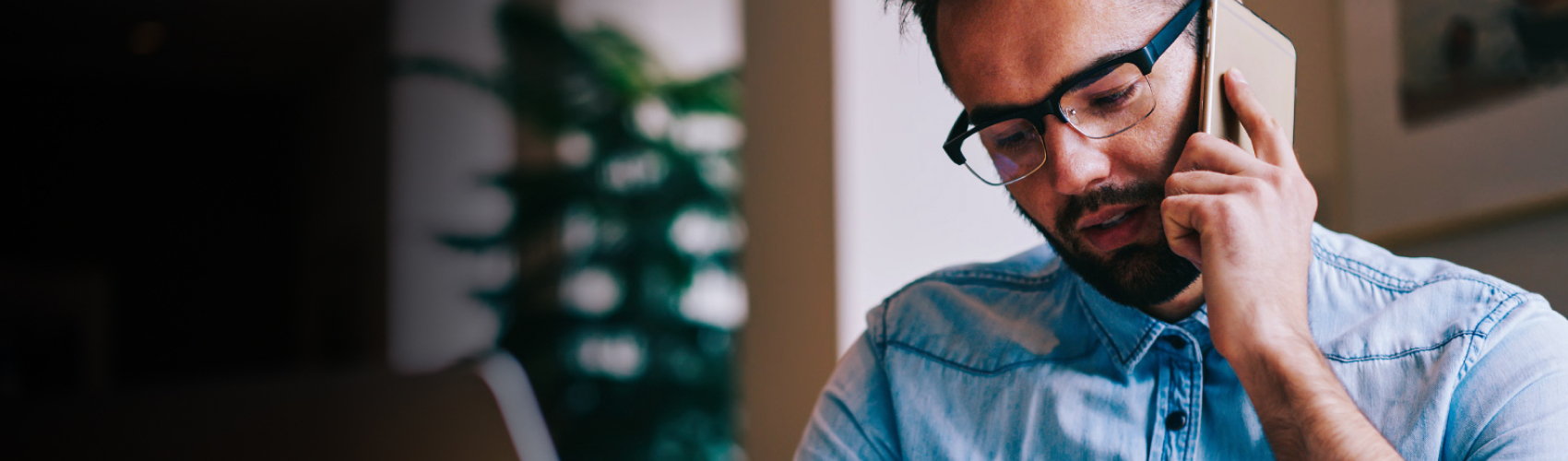 Profesional independiente utilizando los servicios de Voz e Internet de Claro Negocios. Profesional independiente utilizando los servicios de Voz e Internet de Claro Negocios.