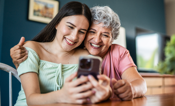 Nieta y abuela tienen una videollamada con el servicio de ViLTE de Claro en Personas Nieta y abuela tienen una videollamada con el servicio de ViLTE de Claro en Personas