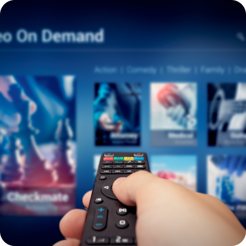 Mujer sonrie mientras disfruta del servicio de Claro Tv Negocios Mujer sonrie mientras disfruta del servicio de Claro Tv Negocios