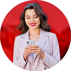 Mujer sonriendo mientras usan su Plan Smart Premium Claro Mujer sonriendo mientras usan su Plan Smart Premium Claro
