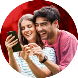 Pareja utilizando su plan Smart Especial de Claro Personas Pareja utilizando su plan Smart Especial de Claro Personas