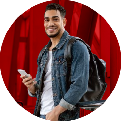 Hombre joven utiliza su móvil con Roaming Claro Hombre joven utiliza su móvil con Roaming Claro
