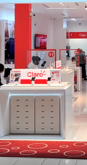 Hombre con su celular de Claro Hombre con su celular de Claro
