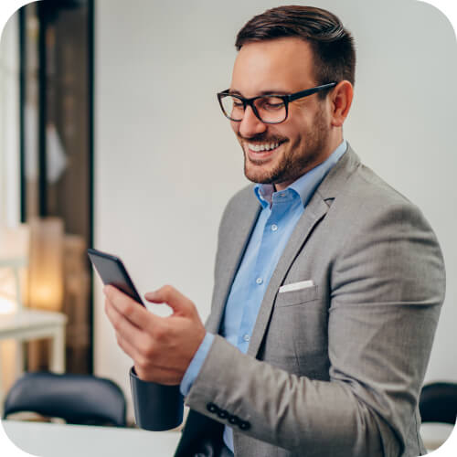 Empresario usando las Aplicaciones de Datos Patrocinados de Claro Empresas. Empresario usando las Aplicaciones de Datos Patrocinados de Claro Empresas.