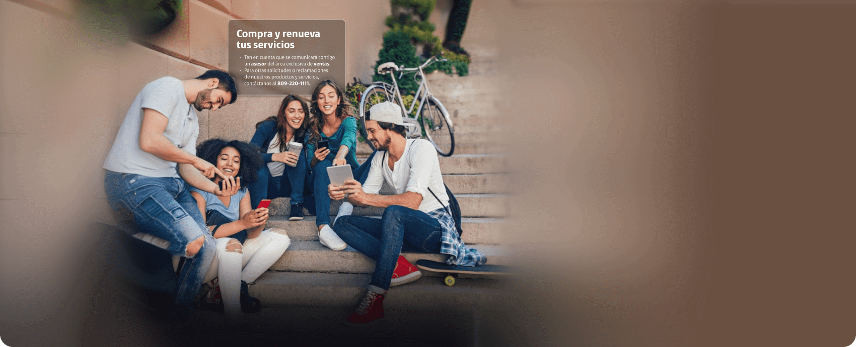 Formulario de contacto Imagen de fondo del formulario muestra un grupo de personas observando la pantalla de sus dispositivos móviles mientras sonríen
