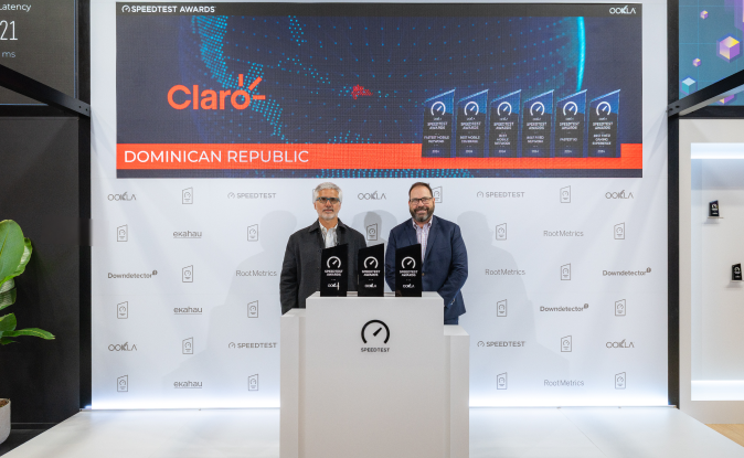 Premios SpeedTest Mejor Red Fija y Móvil | Claro Dominicana Juan Pablo Romero, vicepresidente de Ingeniería y Operaciones de la Red; y Chip Strange, Ookla’s Chief Strategy Officer