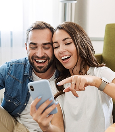 Pareja feliz de poder solicitas Servicios Claro Pareja feliz de poder solicitas Servicios Claro