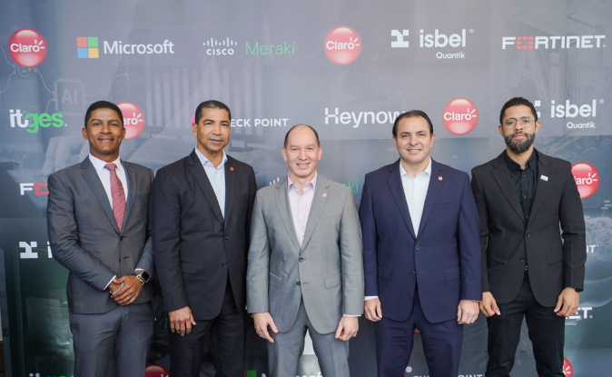 En Claro Meetup Norte expertos analizan la IA y la ciberseguridad | Claro Dominicana Juan Hernandez, Virgilio Castillo, Omar Acosta, Walter Schall y Angelo Liriano