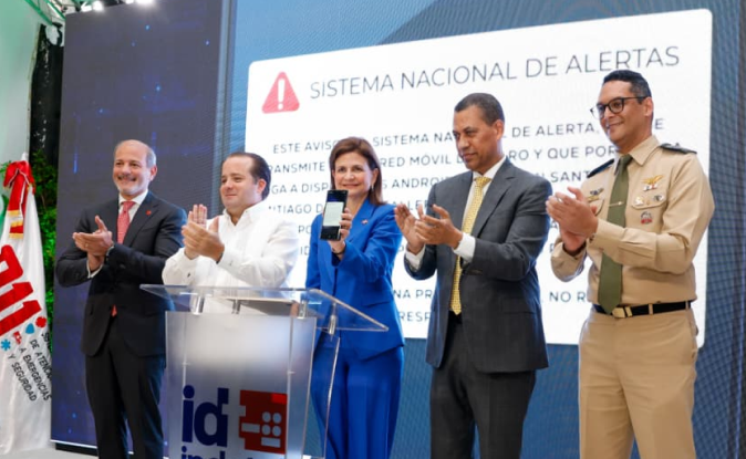 Claro apoya al Sistema Nacional de Alertas siendo la primera empresa en tener lista su infraestructura tecnológica. Claro apoya al Sistema Nacional de Alertas siendo la primera empresa en tener lista su infraestructura tecnológica.