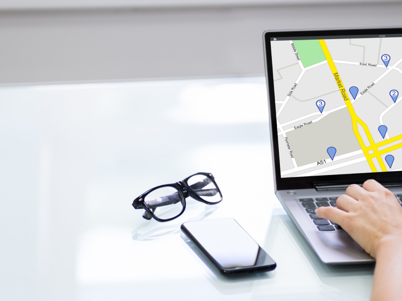 Una persona utiliza el app SmartMaps Small Business en su laptop